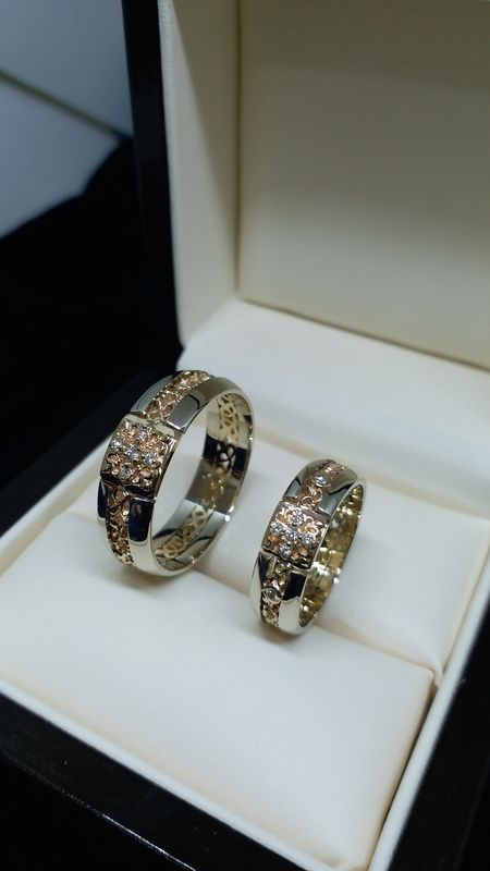 Эксклюзивные обручальные кольца из двухцветного золота с бриллиантами