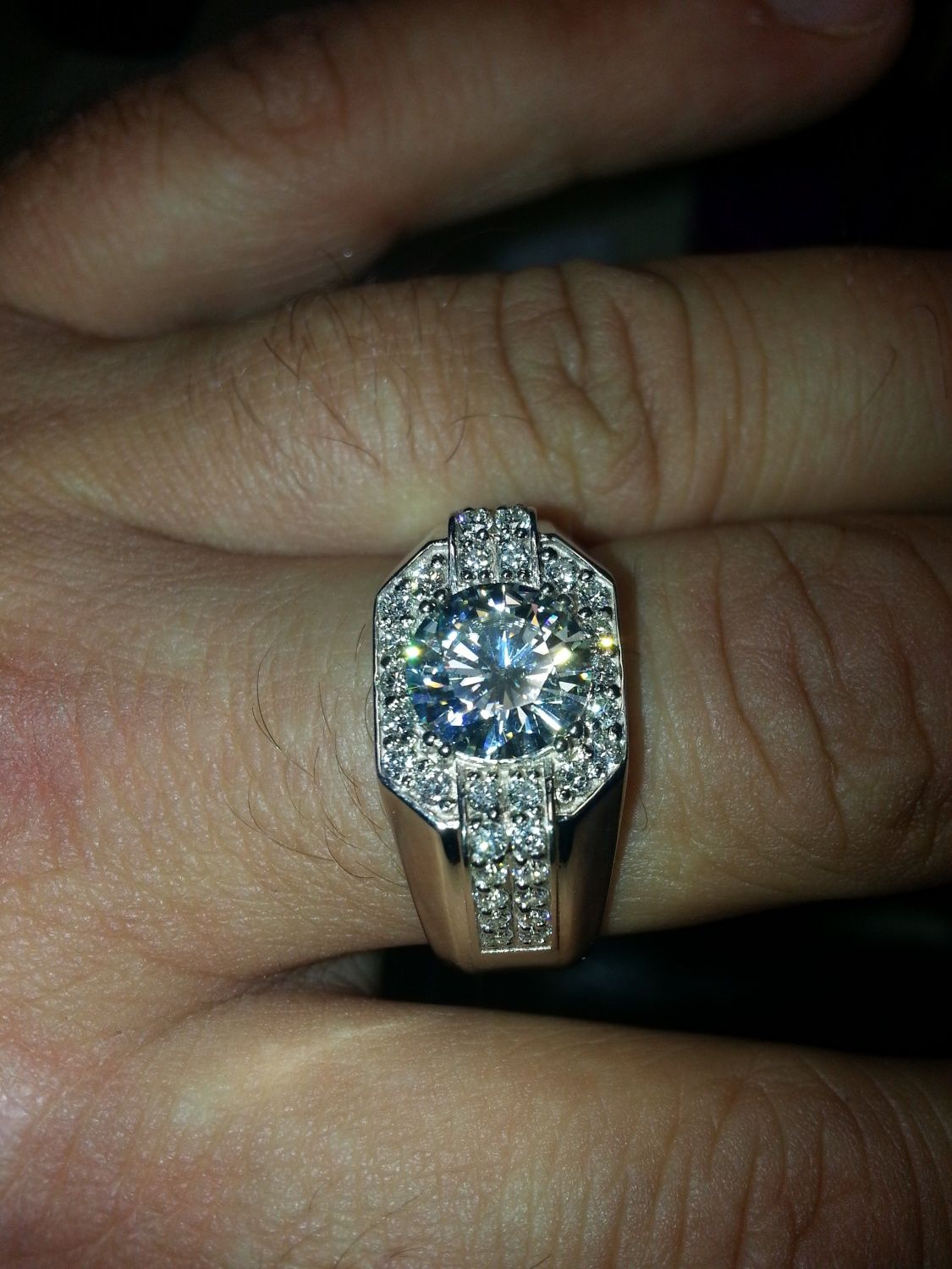 Бриллианты муж купил. Бриллиантовый мужской перстень карат m57. Печатка с бриллиантами золото 585 a975. Мужской перстень с бриллиантом 0 ,20 карат.