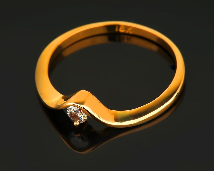 Сонник видеть кольца. Приснилось золотое кольцо. Видное кольцо. Золотое кольцо сонник. К чему снится золотое кольцо женщине.