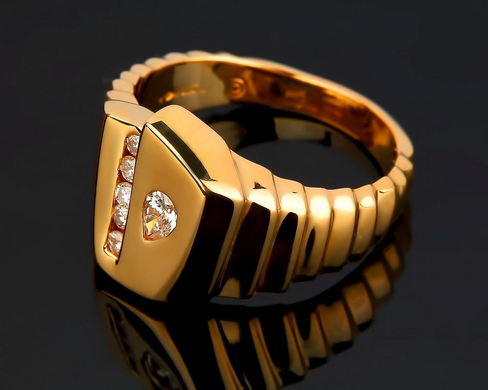 Купить недорого мужскую печатку. Печатка мужская Золотая Gence. Золотое кольцо мужское. Стильные мужские кольца. Массивный золотой перстень.